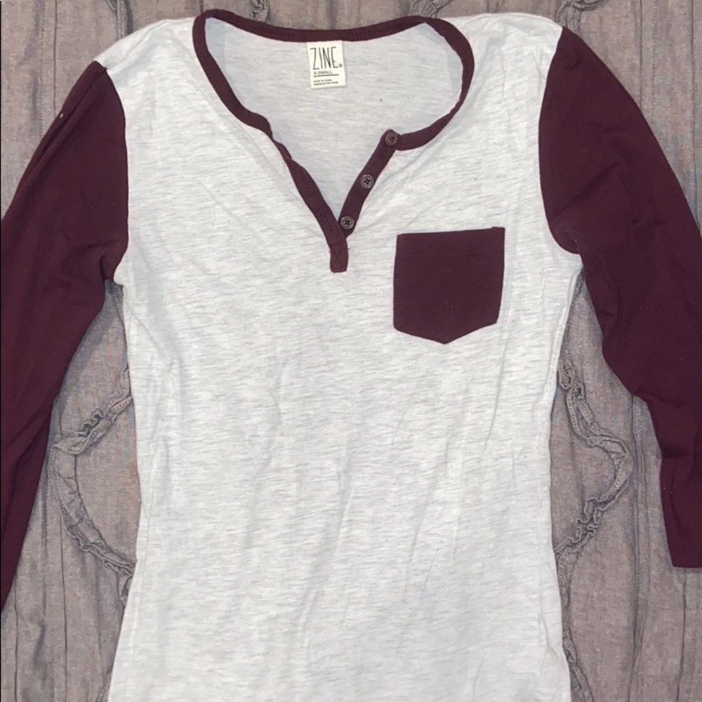 White and maroon quarter length T-shirt